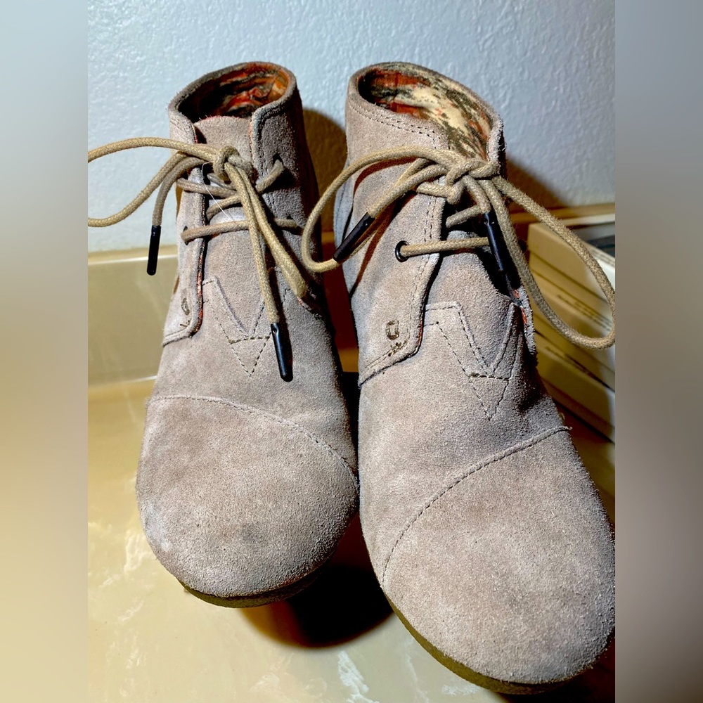 Tom’s-beige women’s heel mid boot.suede shoe string w/ metal tips.